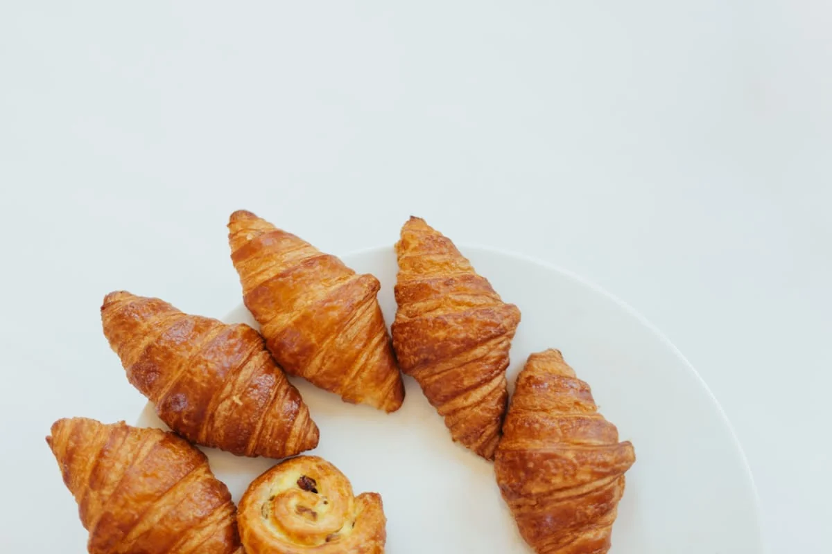 Croissant-ok tálalva